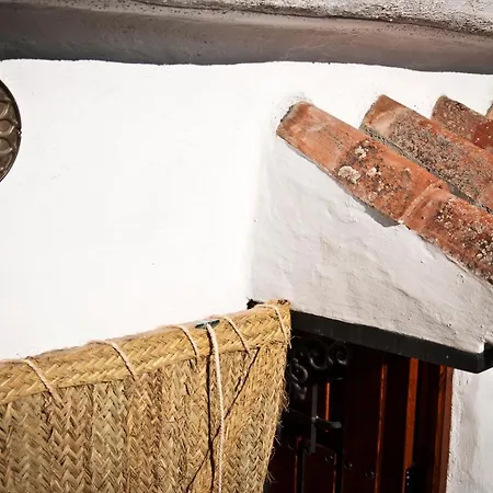 Cuevas De * מונאצ'יל